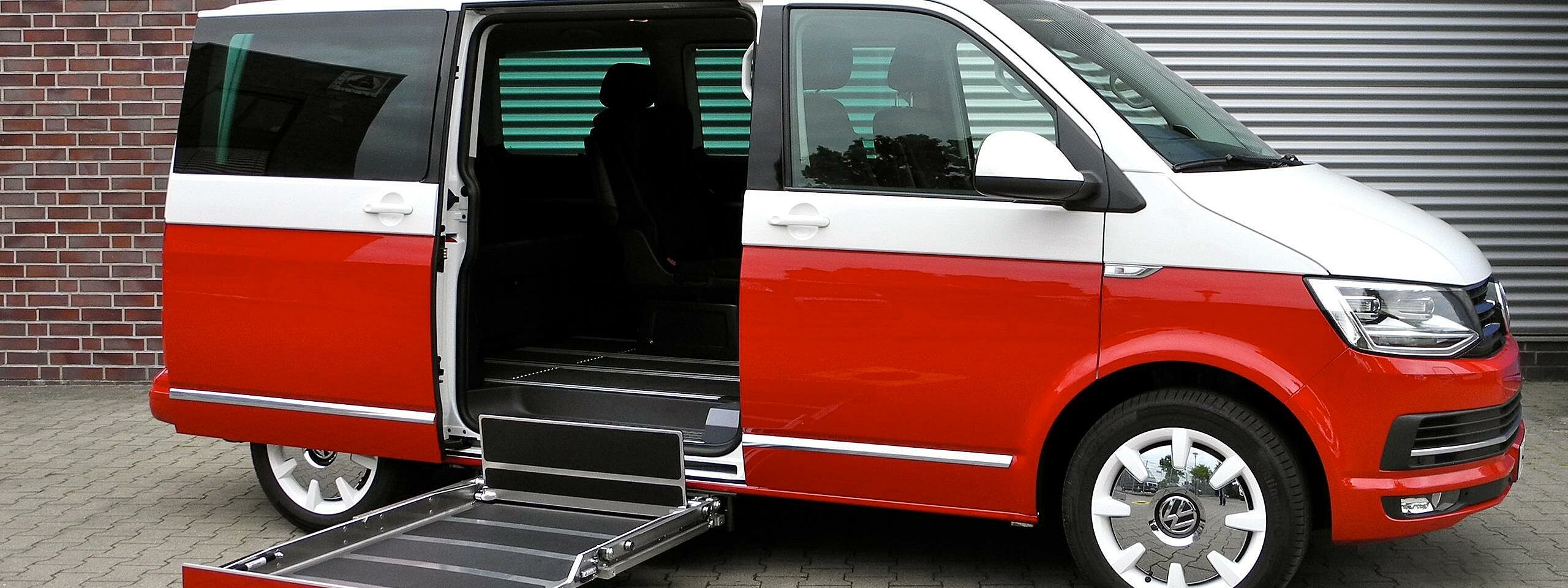 Behindertengerechtes Auto der Firma Gross am Beispiel eines T6 Multivan von VW mit Kasettenlift